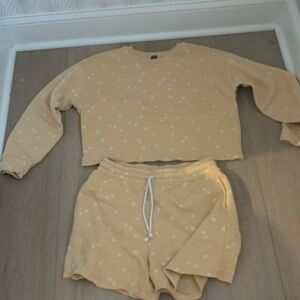 This is a matching yellow daisy set.